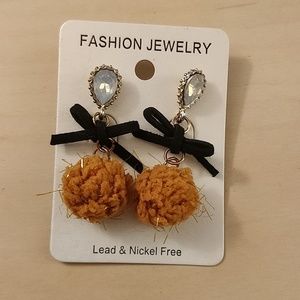 Pom pom earring